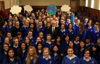 21/11/2012 - NEWS - Climate Change Nobel Laureate, Professor Mario Molina to speak at DCU
REPRO FREE
On Wednesday 21st November, Professor Mario Molina will deliver an address as part of the DCU Nobel Laureate Lecture Series, hosted by Dublin City University in association with Magnet.  Pictured was Professor Mario Molina with 5th and 6th year science students from St Marys Holy Faith Secondary School, Glasnevin.  Picture: Nick Bradshaw