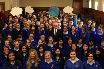 21/11/2012 - NEWS - Climate Change Nobel Laureate, Professor Mario Molina to speak at DCU
REPRO FREE
On Wednesday 21st November, Professor Mario Molina will deliver an address as part of the DCU Nobel Laureate Lecture Series, hosted by Dublin City University in association with Magnet.  Pictured was Professor Mario Molina with 5th and 6th year science students from St Marys Holy Faith Secondary School, Glasnevin.  Picture: Nick Bradshaw